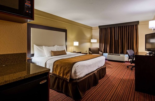Knoxville Hotel | Best Western Plus Strawberry Inn & Suites
