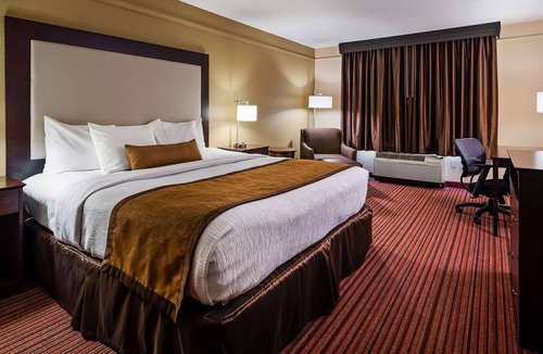 Knoxville Hotel | Best Western Plus Strawberry Inn & Suites