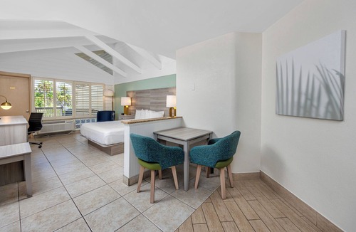 Downtown Dunedin Hotel | Best Western Plus Yacht Harbor Inn