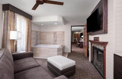 Neenah Hotel | Best Western Premier Bridgewood Hotel Resort