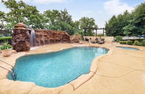Denton Hotel | Best Western Premier Crown Chase Inn & Suites