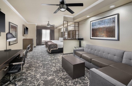 Denton Hotel | Best Western Premier Crown Chase Inn & Suites