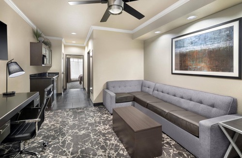 Denton Hotel | Best Western Premier Crown Chase Inn & Suites