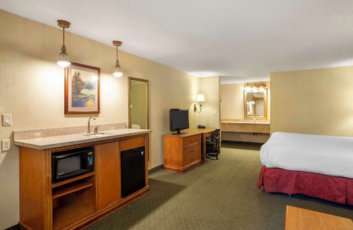 Woodland Hotel | Best Western Shadow Inn