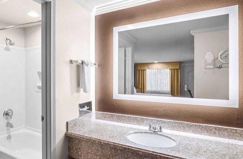 Lakeview Hotel | Best Western Skyline Motor Lodge