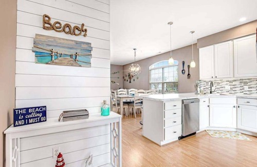 Bethany Breeze Condo | Bethany Breeze Townhouse with High-Speed WiFi, Shared Pool, & Washer/Dryer