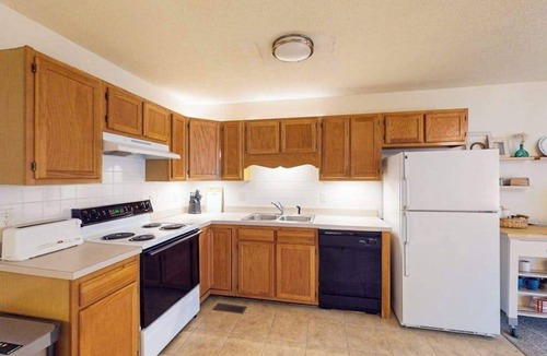 Frankford House | Bethany Meadows house w/community pool, tennis court, deck & grill
