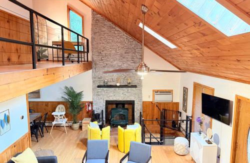 Smallwood Ski Chalet | Bethel Escape Hot Tub 4 beds Game Room and Fire pit Fully Stocked Kitchen