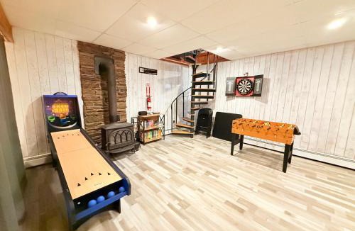Smallwood Ski Chalet | Bethel Escape Hot Tub 4 beds Game Room and Fire pit Fully Stocked Kitchen