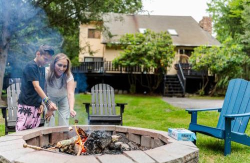 Smallwood Ski Chalet | Bethel Escape Hot Tub 4 beds Game Room and Fire pit Fully Stocked Kitchen