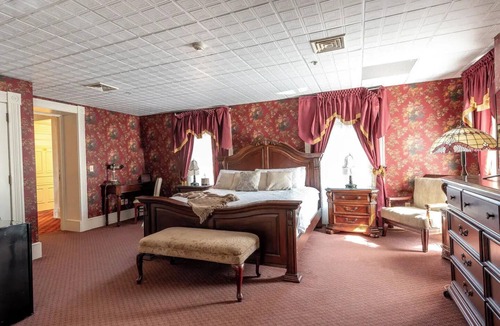 Geneseo Bed & Breakfast | Bethia Room - Big Tree Inn - In-Room Jacuzzinn