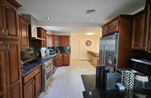 Hicksville House | Bethpage Golf by day 8 min, NYC by night 45 min