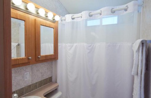 Urbanna House | Bethpage Two-Bedroom Cottage 12