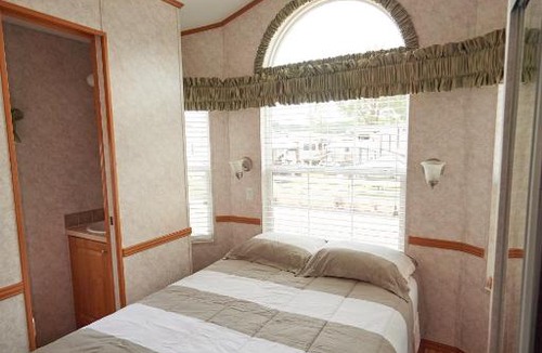 Urbanna House | Bethpage Two-Bedroom Cottage 12