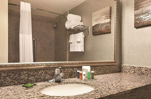 Fort Worth Hotel | Better Choice for your Vacation! 3 Comfortable Units, Free Parking, Indoor Pool