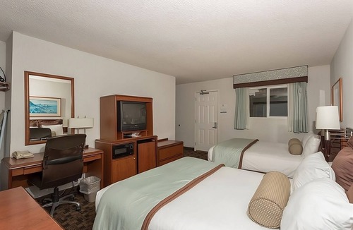 Newport Hotel | Better Choice for your Vacation! Comfy Unit For 4, Pets Allowed, Parking!