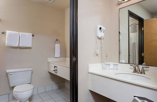 Newport Hotel | Better Choice for your Vacation! Comfy Unit For 4, Pets Allowed, Parking!