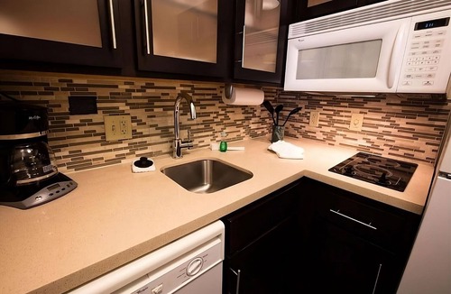 Gateway Hotel | Better Choice for your Vacation! 2 Modern Units, w/Pool, Near Quarries Park!