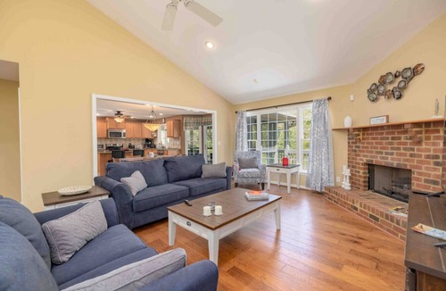 Wise House | Better Lake Than Never | 4BR Lakefront Sleeps 12