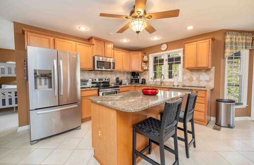 Wise House | Better Lake Than Never | 4BR Lakefront Sleeps 12