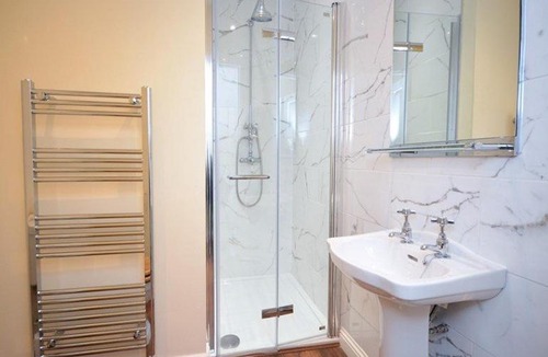 Bettws Cedewain House | Bettws Hall Accommodation