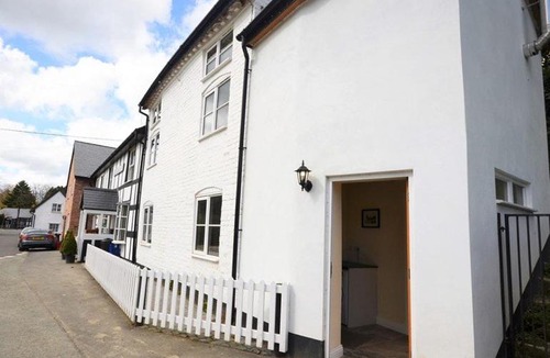 Bettws Cedewain House | Bettws Hall Accommodation