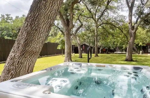 Dripping Springs House | BettyJo - Historic Downtown/Outdoor Oasis & Hot Tub