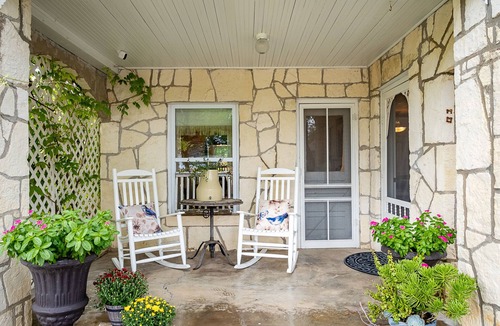 Dripping Springs House | BettyJo - Historic Downtown/Outdoor Oasis & Hot Tub