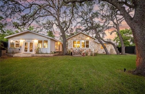 Dripping Springs House | BettyJo - Historic Downtown/Outdoor Oasis & Hot Tub
