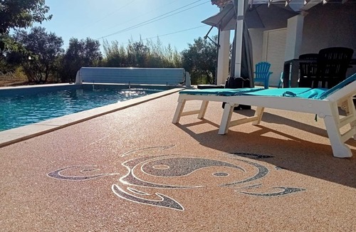 Jonquieres-Saint-Vincent Villa | Between Provence and Camargue