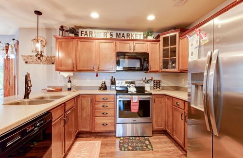Fletcher Cabin | Between 2 Streams: Mtn. View, Hot Tub & Game Room!