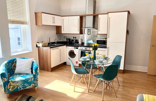 Portsmouth Apartment | Between beach & shops - Private parking en-suite