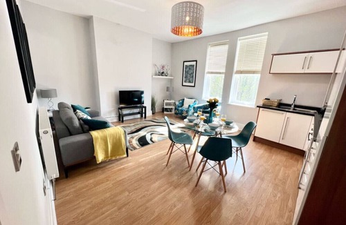 Portsmouth Apartment | Between beach & shops - Private parking en-suite