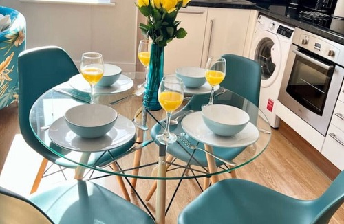 Portsmouth Apartment | Between beach & shops - Private parking en-suite