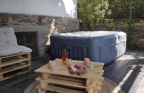 Curvalle House | Between charm and relaxation with its jacuzzi.