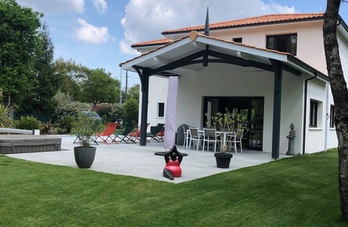 Saint-Aubin-de-Medoc Villa | Between land and sea