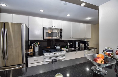 South Beach Apartment | Between Lowe's and Ritz Carlton Hotels Beachfront on Lincoln