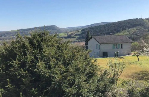 La Roche-Vineuse Apartment | Between rocks, vines and castles