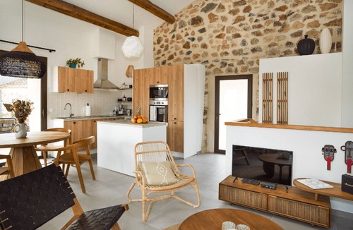 Montbolo House | Between the mountains and the sea, a profound and eco-chic nature experience in