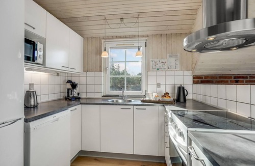 Klegod House | Between the North Sea and the fjord lies this thatched vacation home on a beautiful plot.