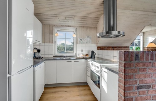 Klegod House | Between the North Sea and the fjord lies this thatched vacation home on a beautiful plot.