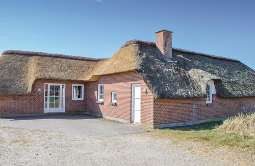 Klegod House | Between the North Sea and the fjord lies this thatched vacation home on a beautiful plot.