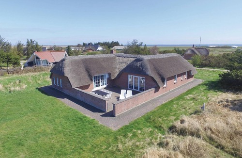 Klegod House | Between the North Sea and the fjord lies this thatched vacation home on a beautiful plot.
