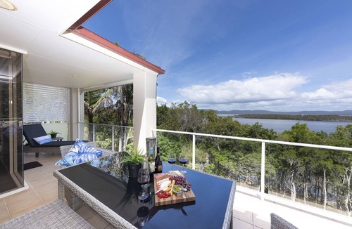 Green Point House | Between the ocean and the lake