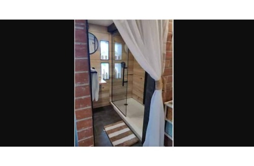 Hermann House | Between the vines BnB: 3 bdrm rustic/modern home
