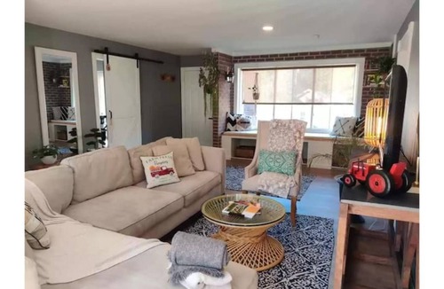 Hermann House | Between the vines BnB: 3 bdrm rustic/modern home