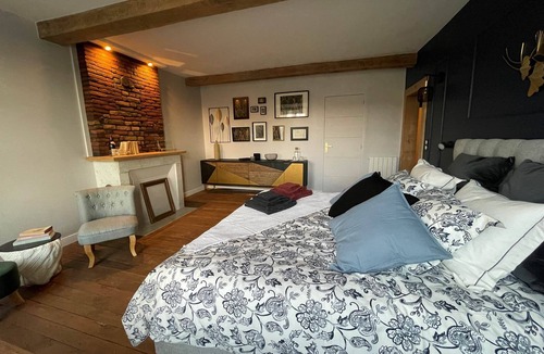 Vendresse House | Between velvet and delicacy., Chambre d'hôte avec lit king size