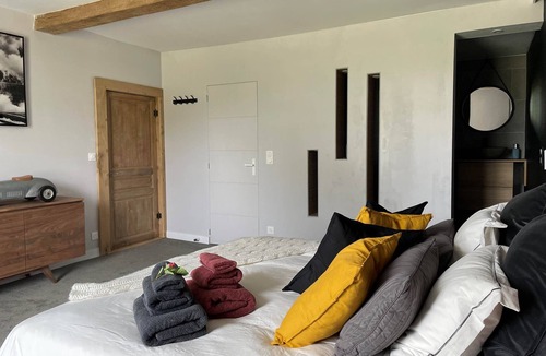 Vendresse House | Between velvet and delicacy., Chambre d'hôte avec lit king size