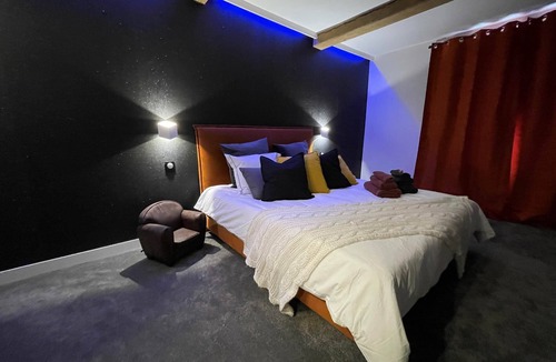 Vendresse House | Between velvet and delicacy., Chambre d'hôte avec lit king size