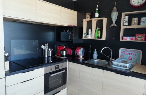 Pomerols Ski Chalet | "BETWEEN VINEYARDS AND THAU OYSTER BEDS"